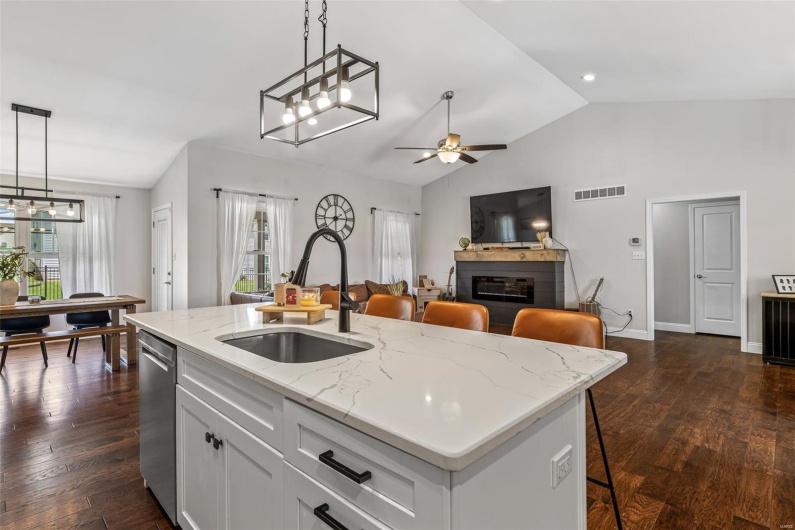 105 Shepherd Mountain Road, Farmington, Missouri 63640, 4 Bedrooms Bedrooms, 13 Rooms Rooms,3 BathroomsBathrooms,Residential,For Sale,Shepherd Mountain,MAR25024808