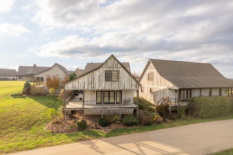 View of front of property featuring a front lawn and covered porch