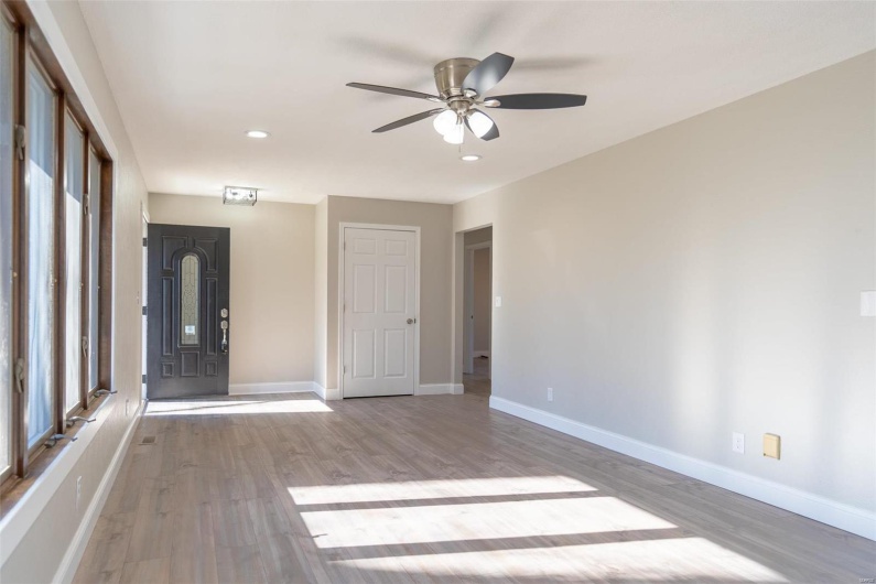  room with ceiling fan, a wealth of natural light, and light/ wood-style flooring