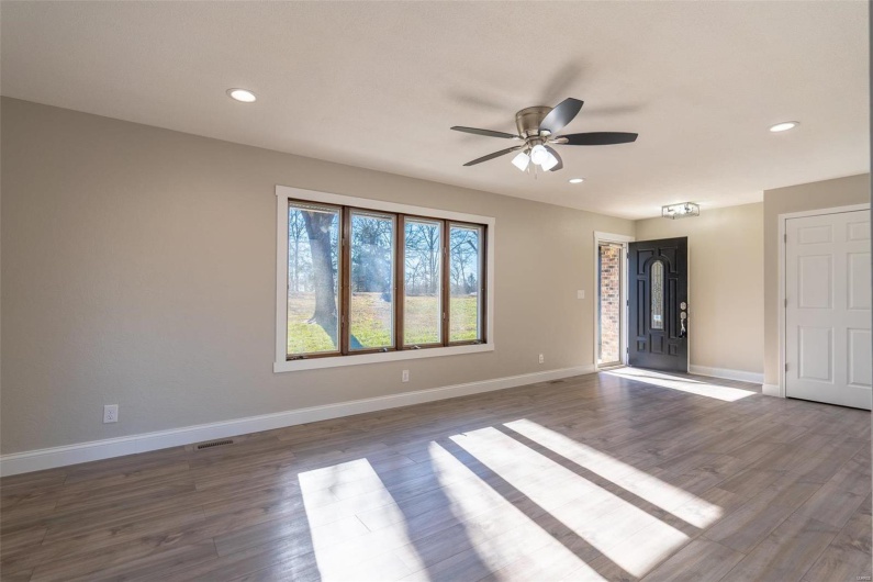 Empty room with  / wood-style floors and ceiling fan