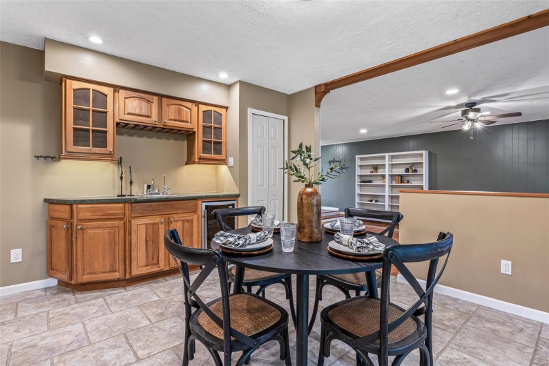 Dining space with recessed lighting, indoor wet bar, baseboards, a textured ceiling, and ceiling fan