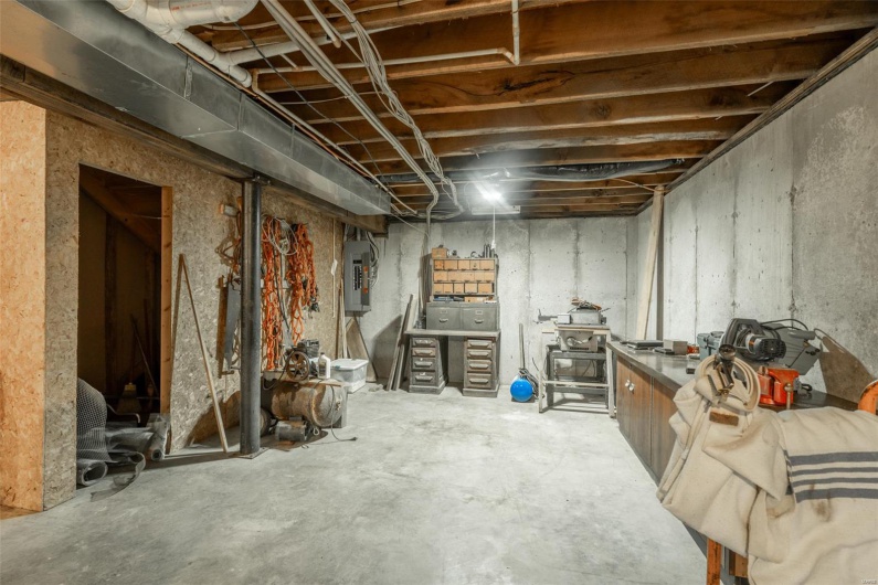 124 Wayne 527, Greenville, Missouri 63944, 2 Bedrooms Bedrooms, 11 Rooms Rooms,3 BathroomsBathrooms,Residential,For Sale,Wayne 527,MAR25022454