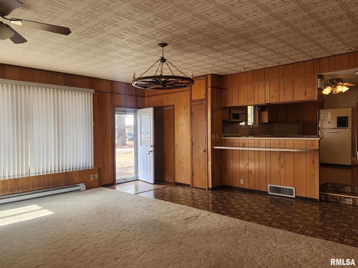 300 8TH Street, Elkville, Illinois 62932, 3 Bedrooms Bedrooms, 0 ,2 BathroomsBathrooms,Residential,For Sale,8TH,0,RMAEB456665