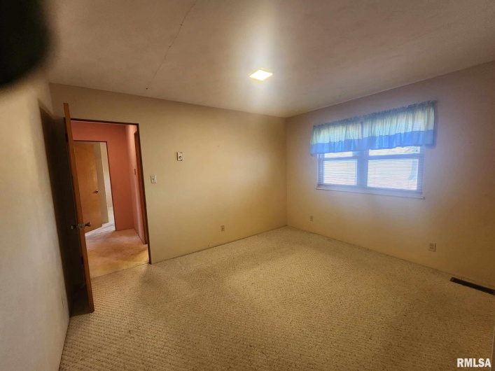 300 8TH Street, Elkville, Illinois 62932, 3 Bedrooms Bedrooms, 0 ,2 BathroomsBathrooms,Residential,For Sale,8TH,0,RMAEB456665