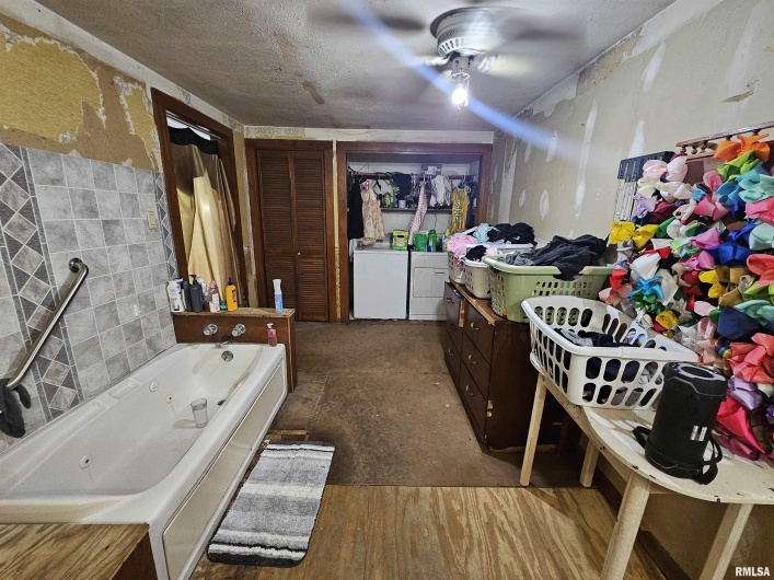 1429 10TH Street, Metropolis, Illinois 62960, 5 Bedrooms Bedrooms, 0 ,3 BathroomsBathrooms,Residential,For Sale,10TH,0,RMAEB457682