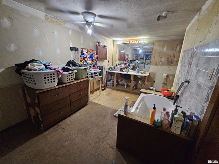 1429 10TH Street, Metropolis, Illinois 62960, 5 Bedrooms Bedrooms, 0 ,3 BathroomsBathrooms,Residential,For Sale,10TH,0,RMAEB457682