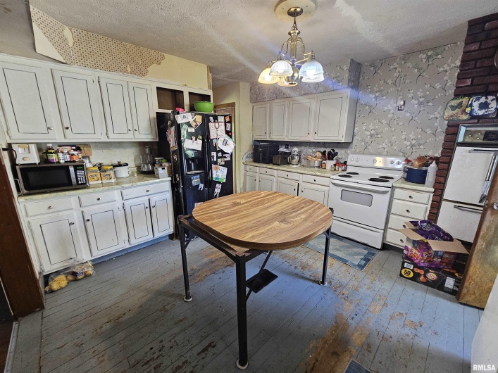 1429 10TH Street, Metropolis, Illinois 62960, 5 Bedrooms Bedrooms, 0 ,3 BathroomsBathrooms,Residential,For Sale,10TH,0,RMAEB457682