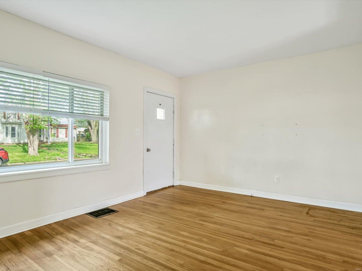 Foyer featuring visible vents, light wood-style flooring, and baseboards