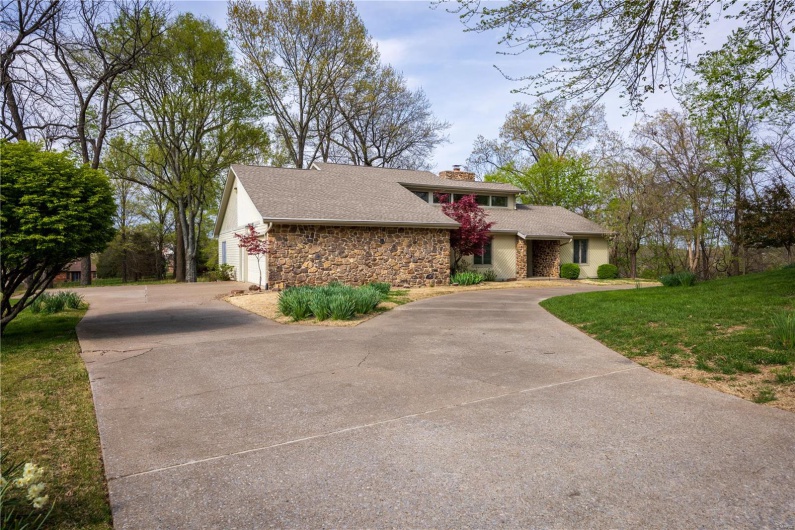 1546 Oak Lei Drive, Cape Girardeau, Missouri 63701, 3 Bedrooms Bedrooms, 8 Rooms Rooms,2 BathroomsBathrooms,Residential,For Sale,Oak Lei,MAR25023444