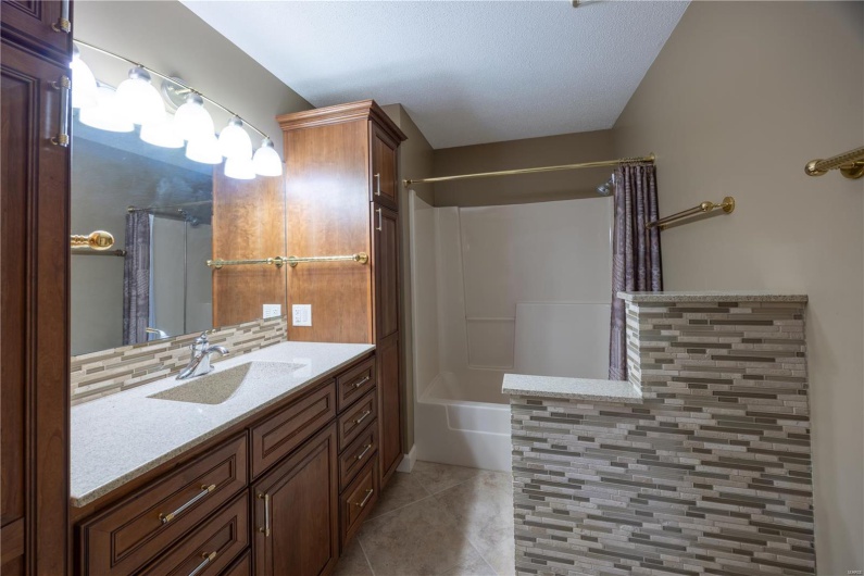 Main level full bath