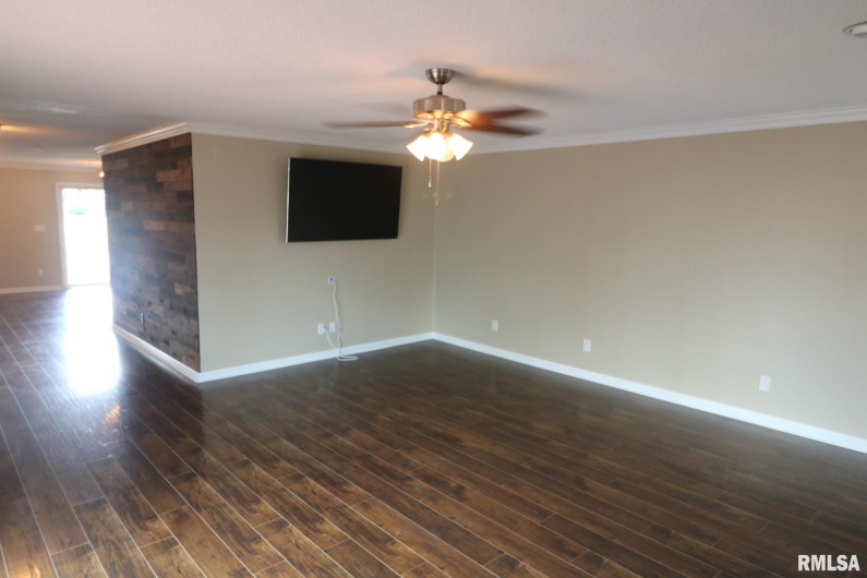 914 VALLEY Drive, Carterville, Illinois 62918, 3 Bedrooms Bedrooms, 0 ,3 BathroomsBathrooms,Residential,For Sale,VALLEY,0,RMAEB457198
