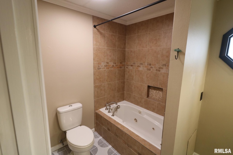 914 VALLEY Drive, Carterville, Illinois 62918, 3 Bedrooms Bedrooms, 0 ,3 BathroomsBathrooms,Residential,For Sale,VALLEY,0,RMAEB457198