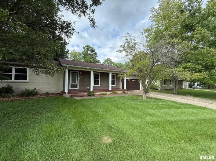 914 VALLEY Drive, Carterville, Illinois 62918, 3 Bedrooms Bedrooms, 0 ,3 BathroomsBathrooms,Residential,For Sale,VALLEY,0,RMAEB457198