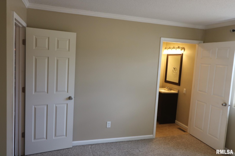 914 VALLEY Drive, Carterville, Illinois 62918, 3 Bedrooms Bedrooms, 0 ,3 BathroomsBathrooms,Residential,For Sale,VALLEY,0,RMAEB457198