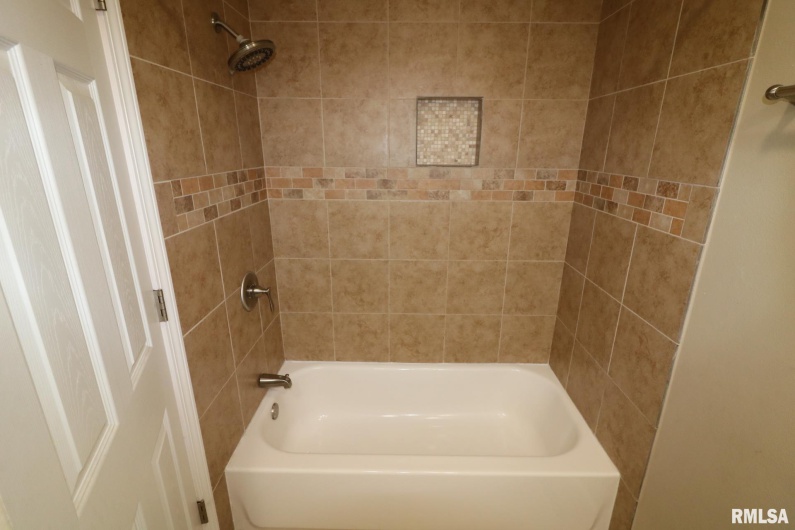 914 VALLEY Drive, Carterville, Illinois 62918, 3 Bedrooms Bedrooms, 0 ,3 BathroomsBathrooms,Residential,For Sale,VALLEY,0,RMAEB457198