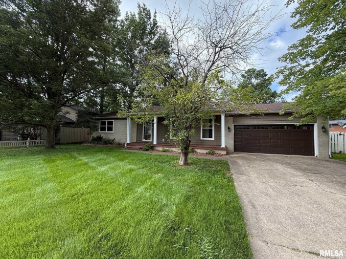 914 VALLEY Drive, Carterville, Illinois 62918, 3 Bedrooms Bedrooms, 0 ,3 BathroomsBathrooms,Residential,For Sale,VALLEY,0,RMAEB457198