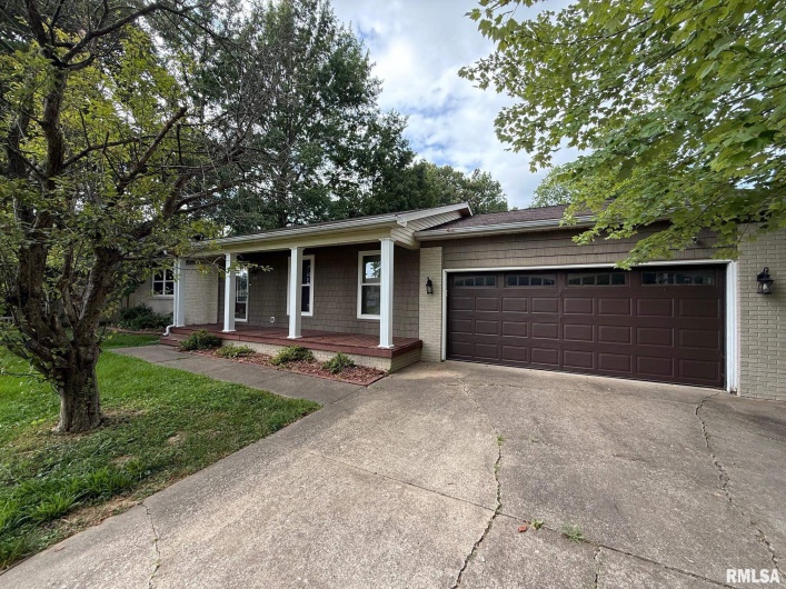914 VALLEY Drive, Carterville, Illinois 62918, 3 Bedrooms Bedrooms, 0 ,3 BathroomsBathrooms,Residential,For Sale,VALLEY,0,RMAEB457198
