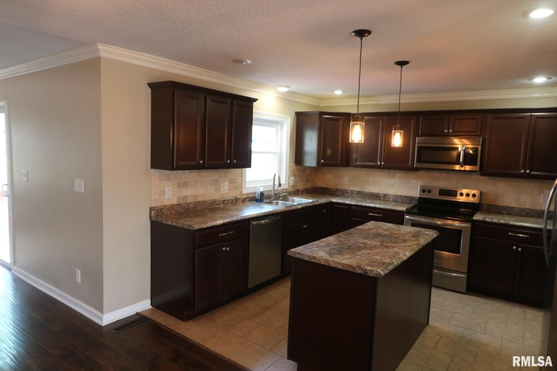 914 VALLEY Drive, Carterville, Illinois 62918, 3 Bedrooms Bedrooms, 0 ,3 BathroomsBathrooms,Residential,For Sale,VALLEY,0,RMAEB457198
