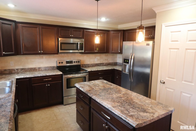 914 VALLEY Drive, Carterville, Illinois 62918, 3 Bedrooms Bedrooms, 0 ,3 BathroomsBathrooms,Residential,For Sale,VALLEY,0,RMAEB457198
