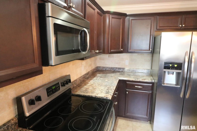 914 VALLEY Drive, Carterville, Illinois 62918, 3 Bedrooms Bedrooms, 0 ,3 BathroomsBathrooms,Residential,For Sale,VALLEY,0,RMAEB457198