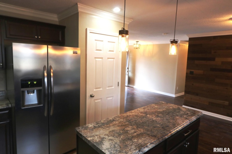 914 VALLEY Drive, Carterville, Illinois 62918, 3 Bedrooms Bedrooms, 0 ,3 BathroomsBathrooms,Residential,For Sale,VALLEY,0,RMAEB457198