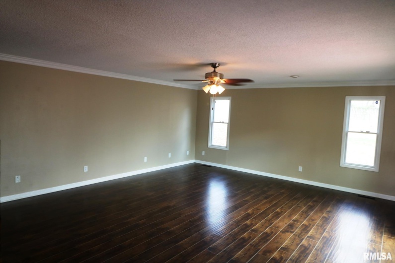 914 VALLEY Drive, Carterville, Illinois 62918, 3 Bedrooms Bedrooms, 0 ,3 BathroomsBathrooms,Residential,For Sale,VALLEY,0,RMAEB457198