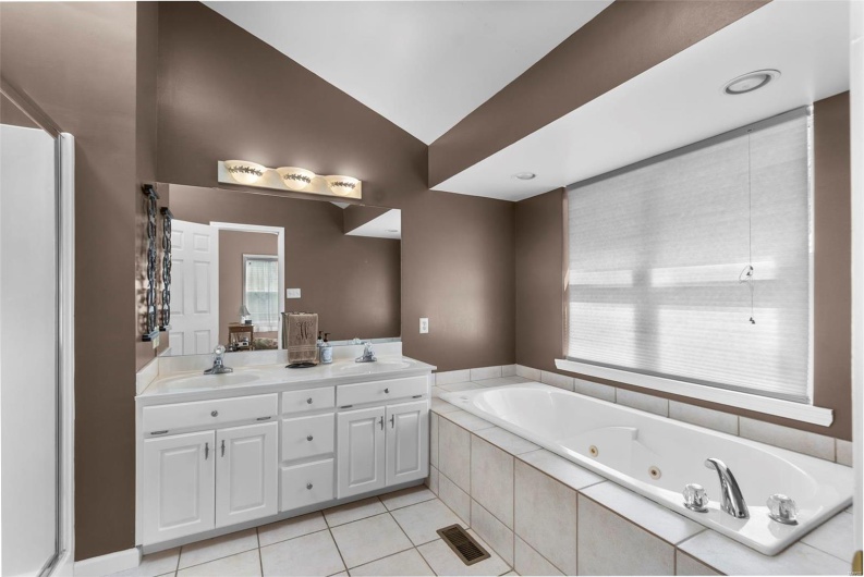 677 Pleasant Lake Drive, Jackson, Missouri 63755, 4 Bedrooms Bedrooms, 10 Rooms Rooms,3 BathroomsBathrooms,Residential,For Sale,Pleasant Lake,MAR25027568