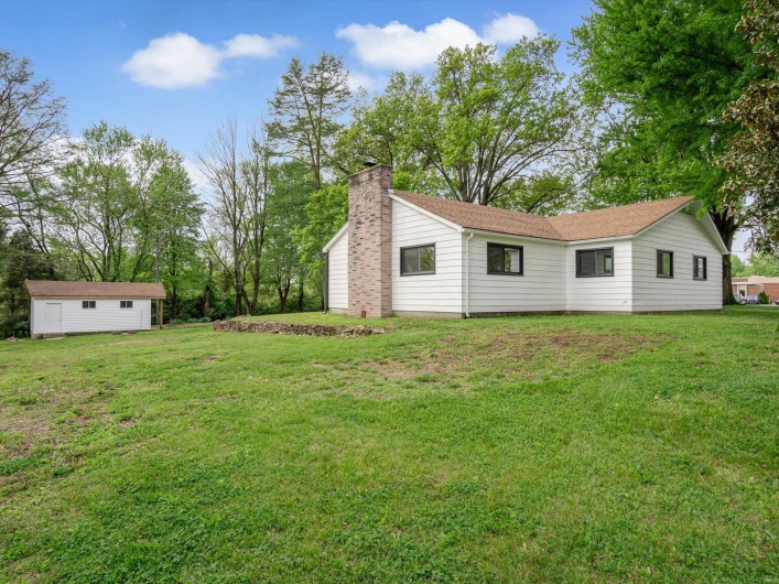 View of yard featuring an outdoor structure