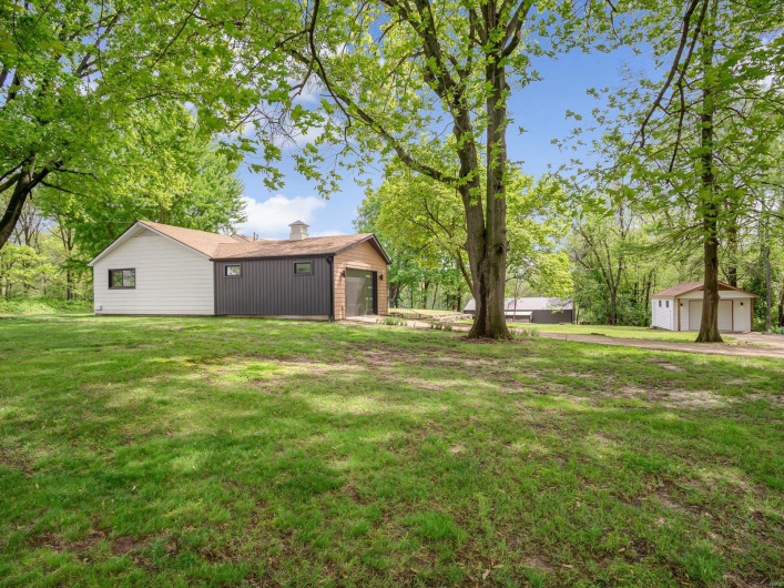 View of yard featuring an outbuilding