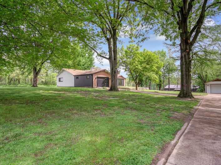 View of yard featuring driveway