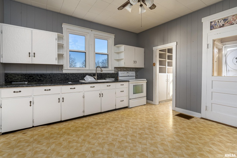 5825 Moscow Road, Dongola, Illinois 62926, 4 Bedrooms Bedrooms, 0 ,1 BathroomBathrooms,Residential,For Sale,Moscow,0,RMAEB457719