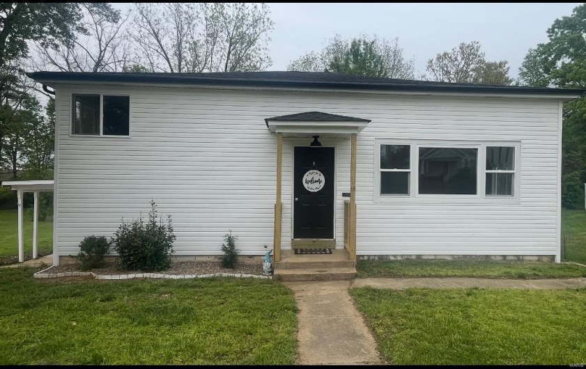 View of front facade with a front yard