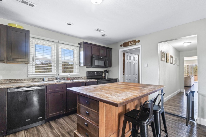 5411 Hillsboro Road, Farmington, Missouri 63640, 4 Bedrooms Bedrooms, 8 Rooms Rooms,2 BathroomsBathrooms,Residential,For Sale,Hillsboro,MAR25023482