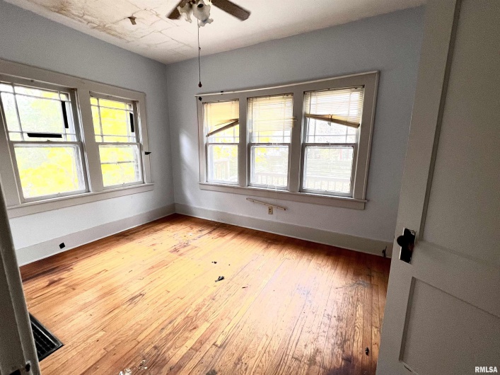 610 ELM Street, Carbondale, Illinois 62901, 3 Bedrooms Bedrooms, 0 ,1 BathroomBathrooms,Residential,For Sale,ELM,0,RMAEB451342