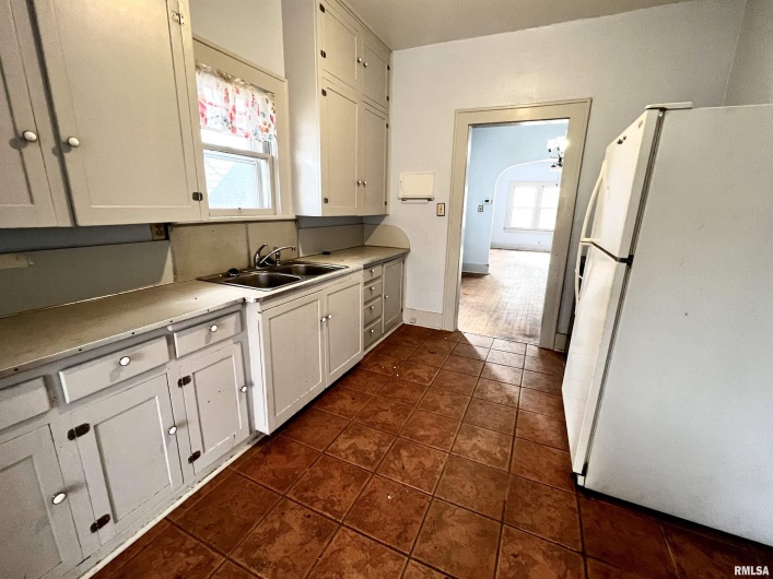 610 ELM Street, Carbondale, Illinois 62901, 3 Bedrooms Bedrooms, 0 ,1 BathroomBathrooms,Residential,For Sale,ELM,0,RMAEB451342