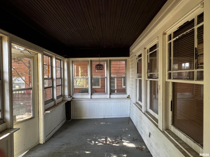 610 ELM Street, Carbondale, Illinois 62901, 3 Bedrooms Bedrooms, 0 ,1 BathroomBathrooms,Residential,For Sale,ELM,0,RMAEB451342