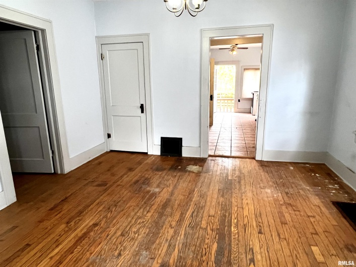 610 ELM Street, Carbondale, Illinois 62901, 3 Bedrooms Bedrooms, 0 ,1 BathroomBathrooms,Residential,For Sale,ELM,0,RMAEB451342