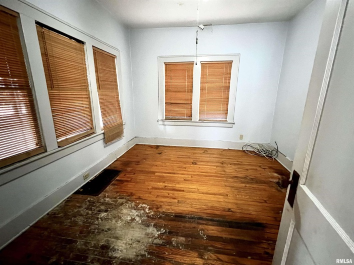 610 ELM Street, Carbondale, Illinois 62901, 3 Bedrooms Bedrooms, 0 ,1 BathroomBathrooms,Residential,For Sale,ELM,0,RMAEB451342