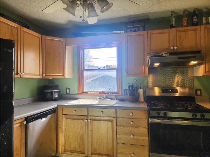 1825 Montgomery Street, Cape Girardeau, Missouri 63703, 3 Bedrooms Bedrooms, 7 Rooms Rooms,2 BathroomsBathrooms,Residential,For Sale,Montgomery,MAR24073958