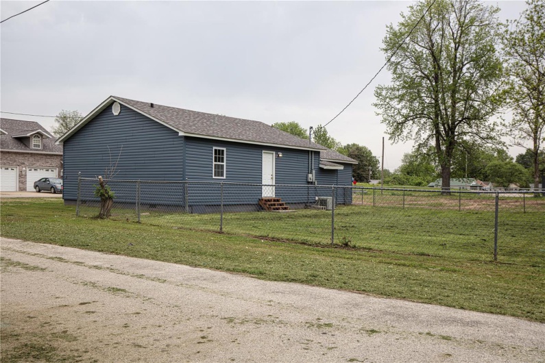 1042 Ash Street, Poplar Bluff, Missouri 63901, 3 Bedrooms Bedrooms, 8 Rooms Rooms,1 BathroomBathrooms,Residential,For Sale,Ash,MAR25027543