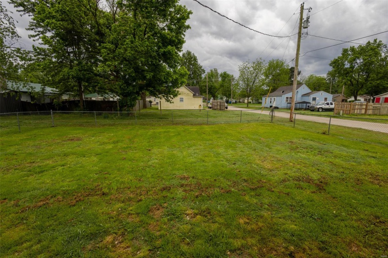 1042 Ash Street, Poplar Bluff, Missouri 63901, 3 Bedrooms Bedrooms, 8 Rooms Rooms,1 BathroomBathrooms,Residential,For Sale,Ash,MAR25027543