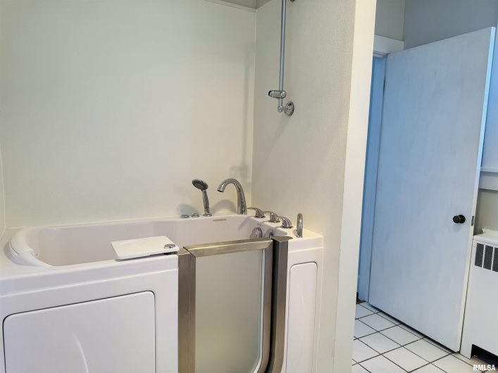 405 MAIN Street, Anna, Illinois 62906-0000, 3 Bedrooms Bedrooms, 0 ,2 BathroomsBathrooms,Residential,For Sale,MAIN,0,RMAEB456427