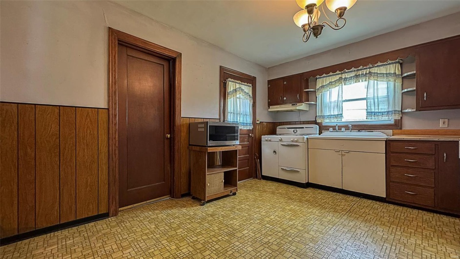 787 Memorial Drive, Ste Genevieve, Missouri 63670, 2 Bedrooms Bedrooms, 6 Rooms Rooms,1 BathroomBathrooms,Residential Lease,For Sale,Memorial,MAR25028424