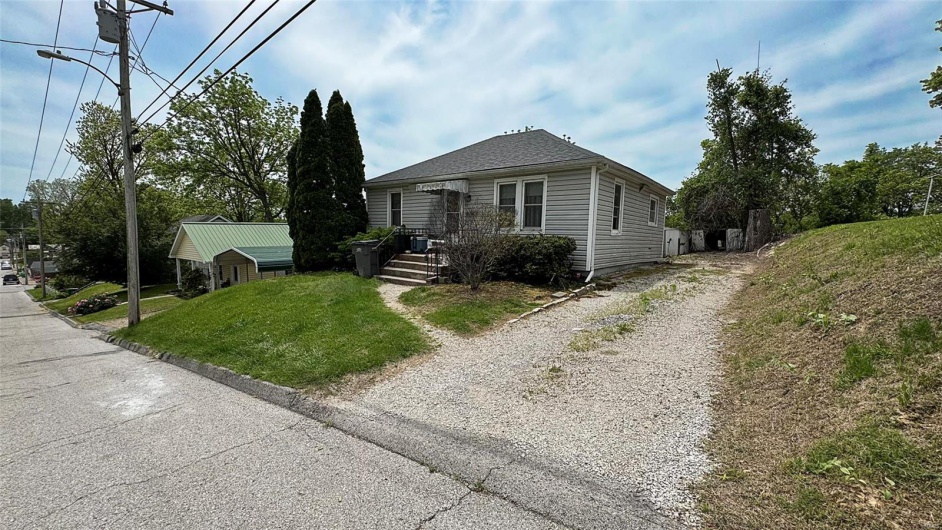 787 Memorial Drive, Ste Genevieve, Missouri 63670, 2 Bedrooms Bedrooms, 6 Rooms Rooms,1 BathroomBathrooms,Residential Lease,For Sale,Memorial,MAR25028424