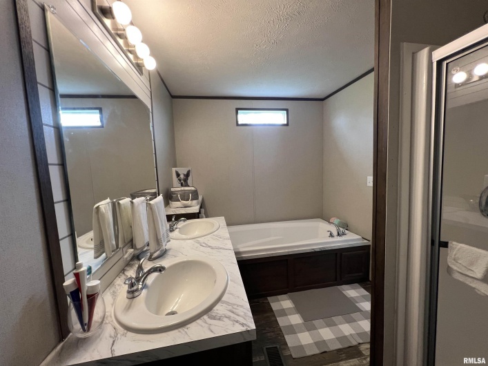 145 CHEROKEE Drive, Goreville, Illinois 62939, 3 Bedrooms Bedrooms, 0 ,2 BathroomsBathrooms,Residential,For Sale,CHEROKEE,0,RMAEB457539