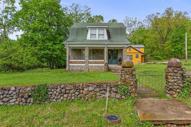 124 Iron Street, Ironton, Missouri 63650, 3 Bedrooms Bedrooms, 9 Rooms Rooms,2 BathroomsBathrooms,Residential,For Sale,Iron,MAR25028369