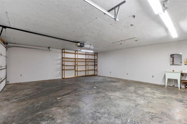 Detached 2-car garage, 24x26ft