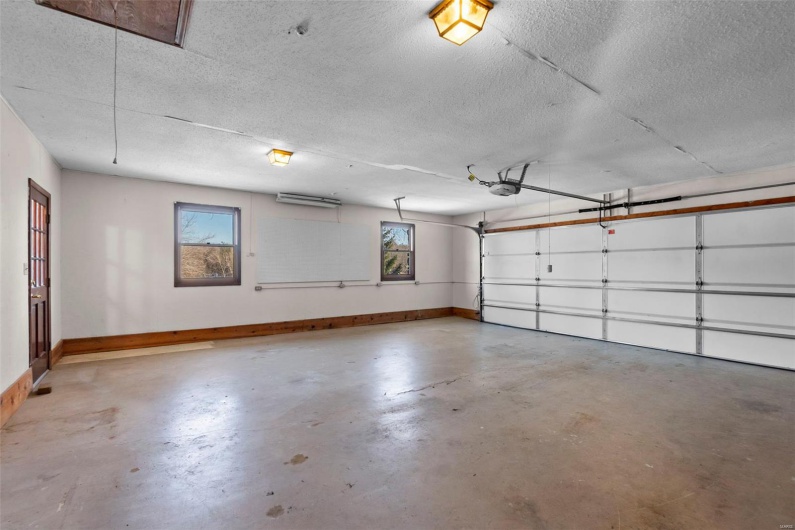 Attached 2-car garage, 27x27ft