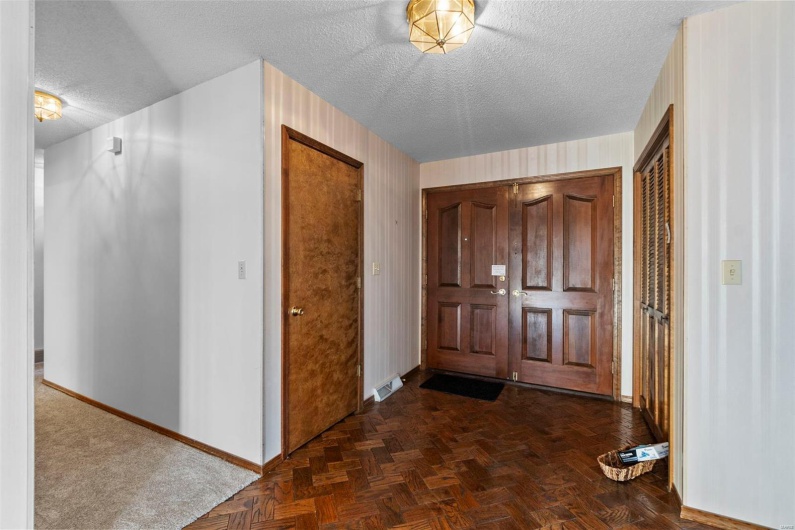 Spacious and elegant foyer with parquet floor