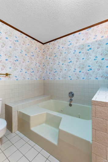 Jetted tub in primary bath